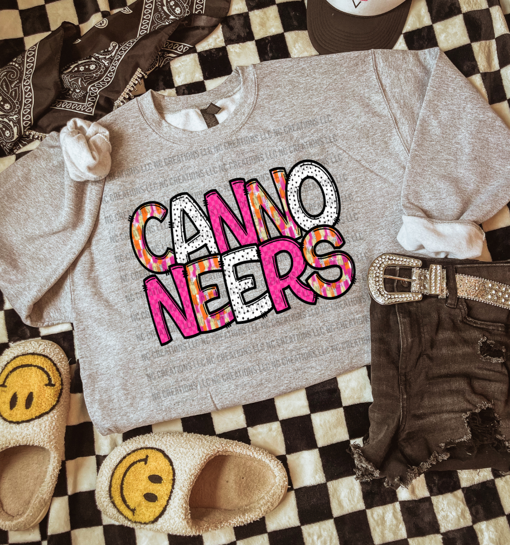 T-shirt graphique de mascotte de lettres peintes