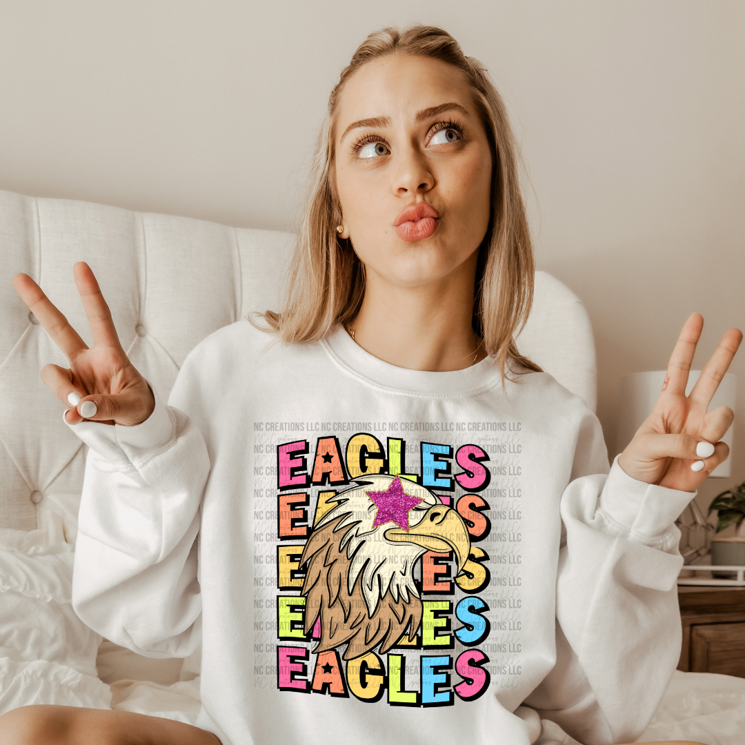 T-shirt graphique de mascotte de lettres peintes