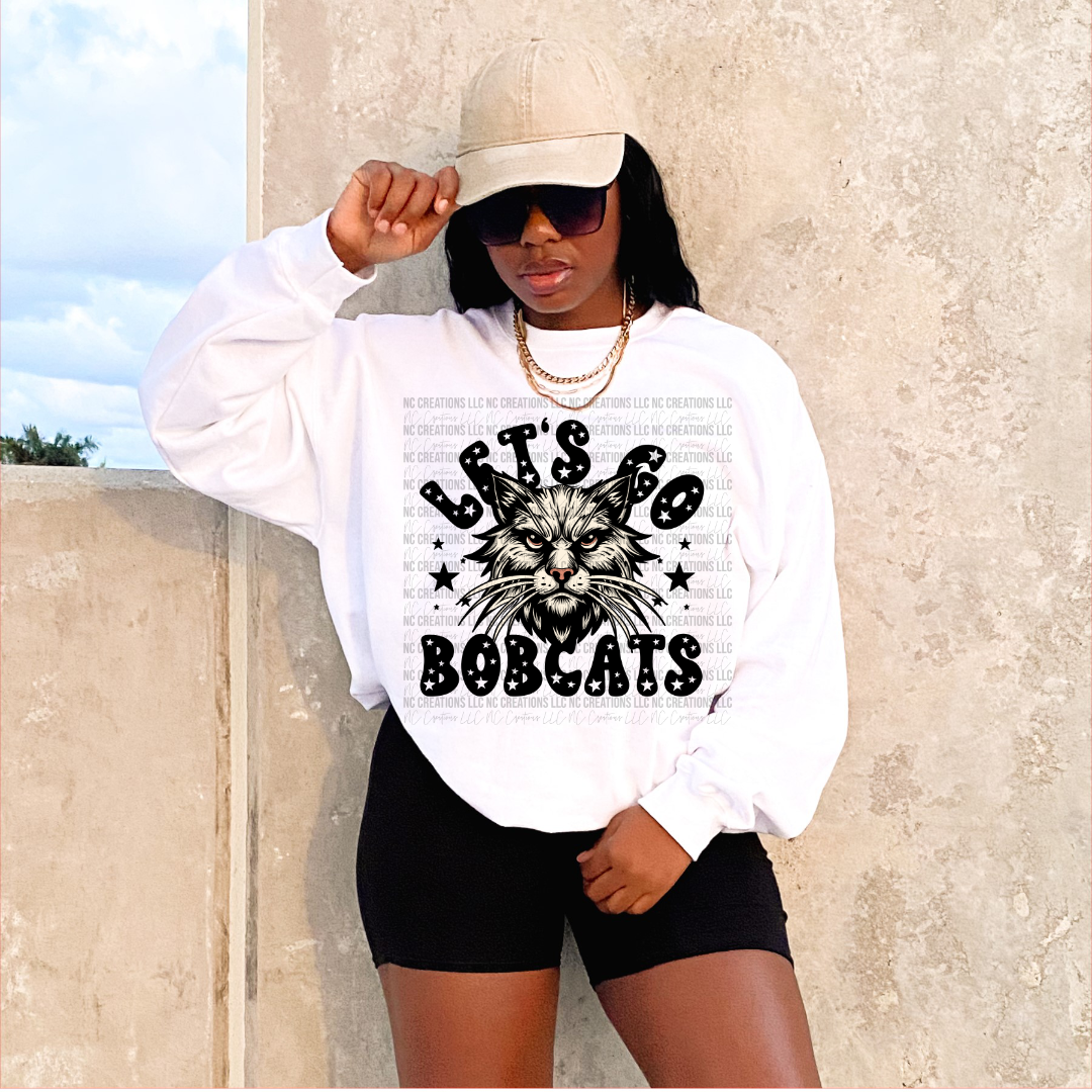 Camiseta con estampado de mascota y letras pintadas