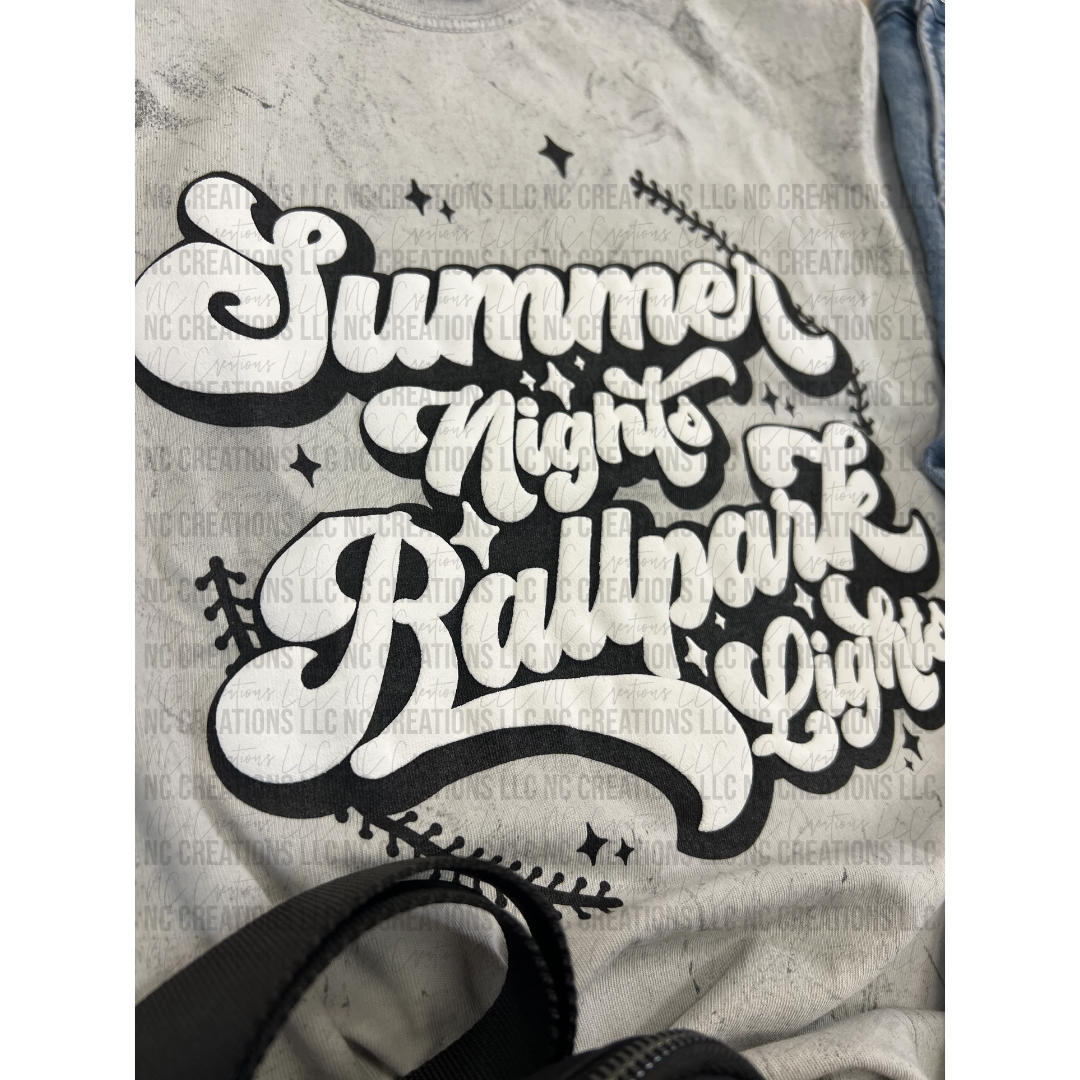 Luces del estadio de béisbol de las noches de verano