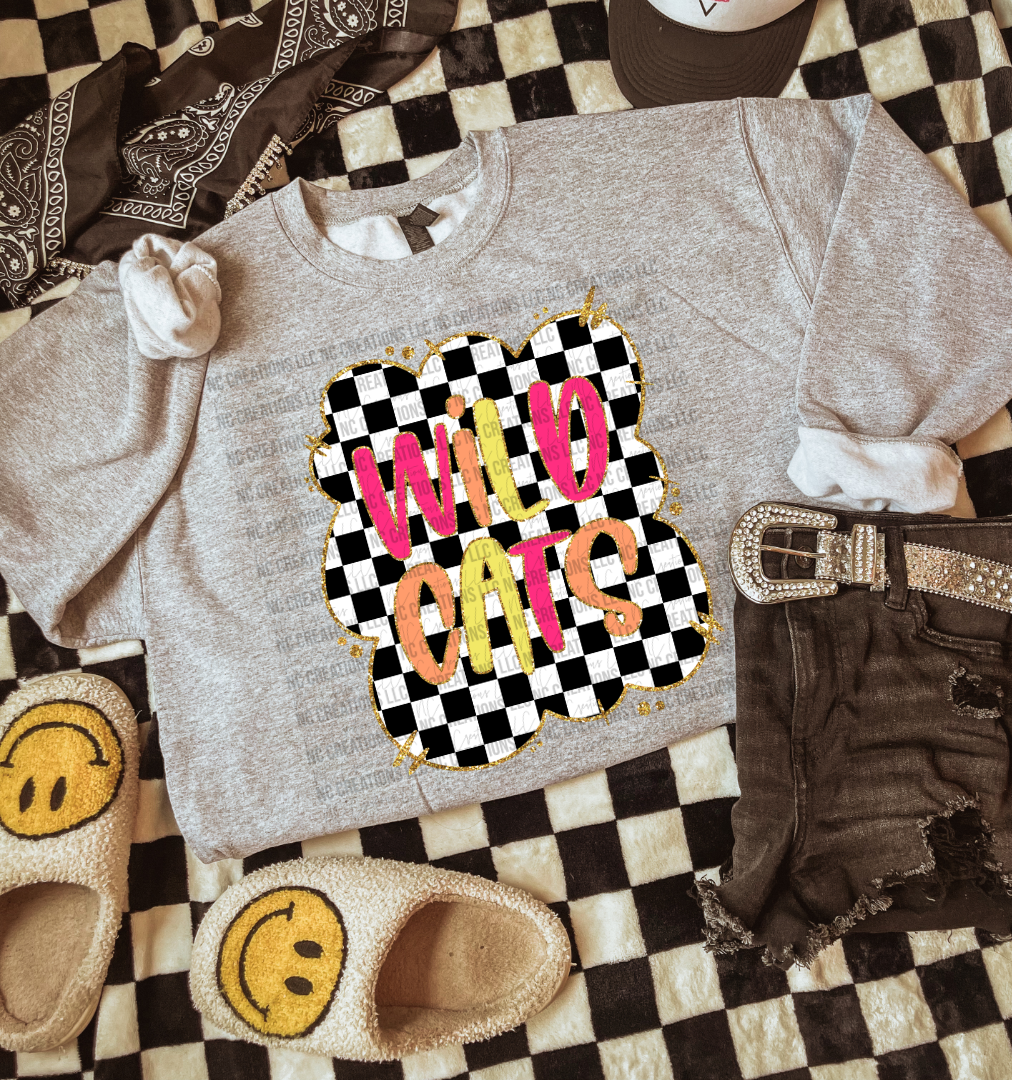 Camiseta con estampado de mascota y letras pintadas