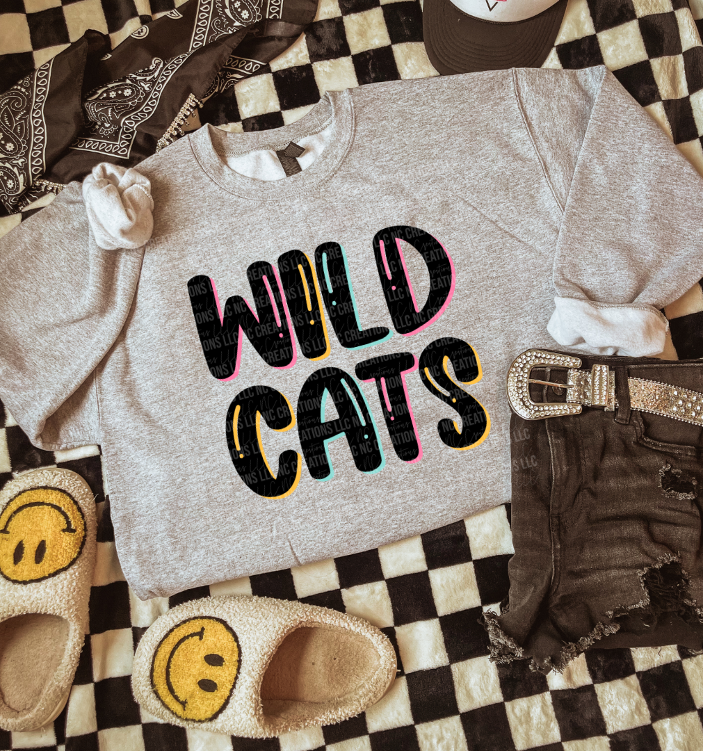 Camiseta con estampado de mascota y letras pintadas