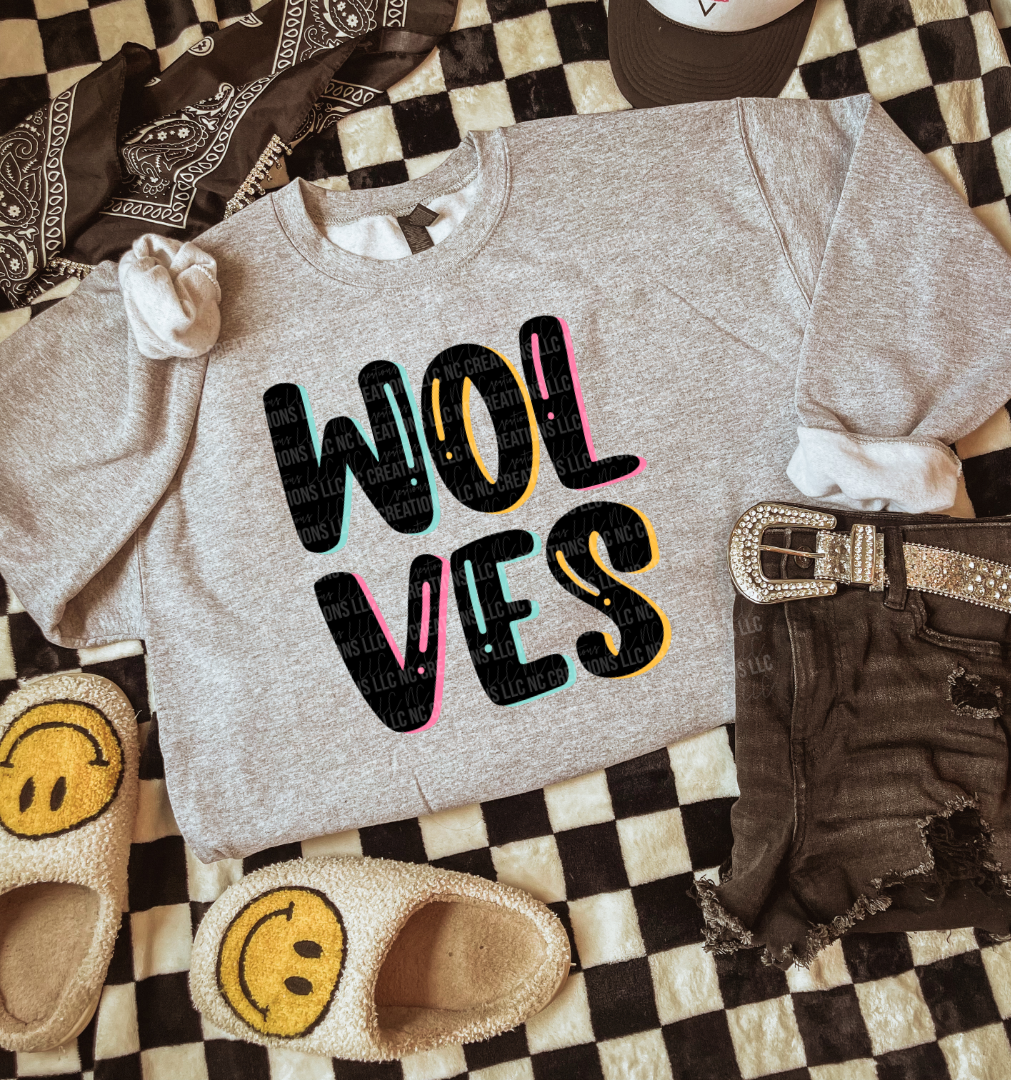 Camiseta con estampado de mascota y letras pintadas