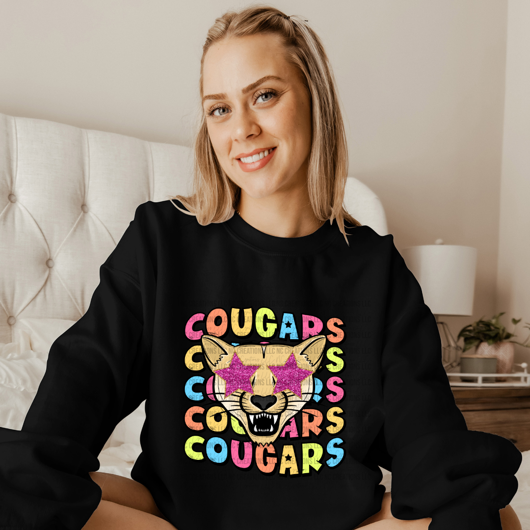 Camiseta con estampado de mascota y letras pintadas