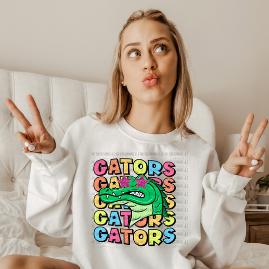 Camiseta con estampado de mascota y letras pintadas