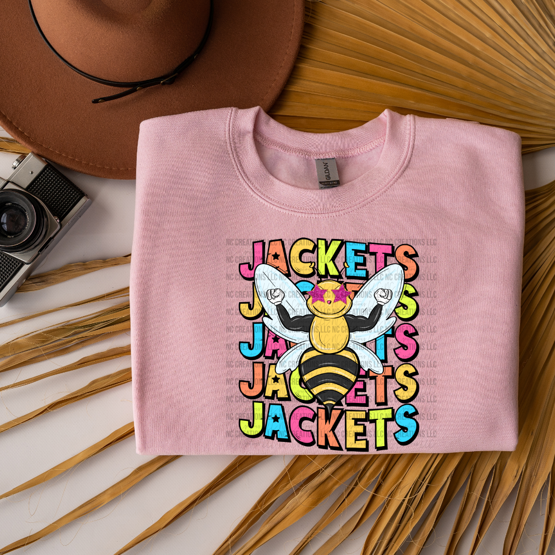 Camiseta con estampado de mascota y letras pintadas