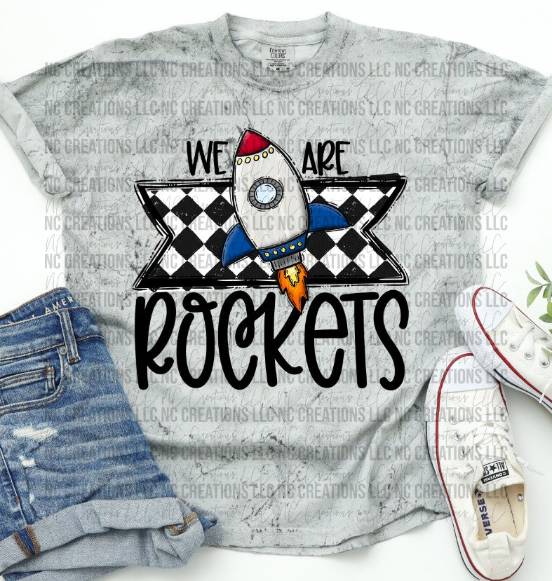 Camiseta con estampado de mascota y letras pintadas